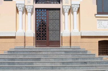 1932 'den kalma tarihi bir binanın ana girişi kentsel çevrenin halka açık bir yerinde..