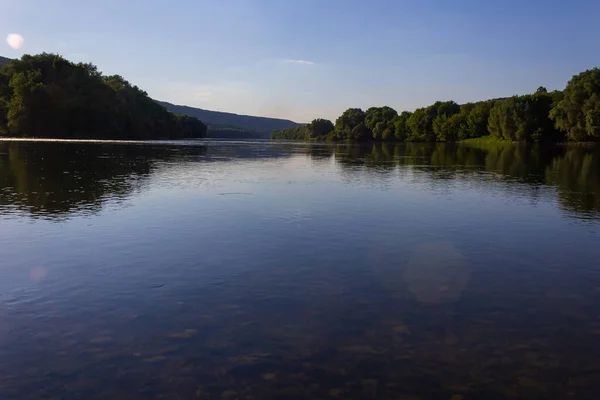 Uitzicht Rivier Stralen Van Zonsondergang Geselecteerde Achtergrond Selectieve Focus — Stockfoto