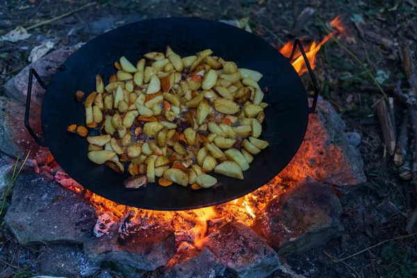 Fundo abstrato sobre o tema da culinária em um ambiente de acampamento ou caminhadas. — Fotografia de Stock
