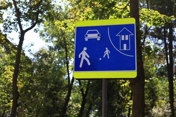 Señal de la carretera del patio de los niños sobre fondo borroso de árboles —  Fotos de Stock