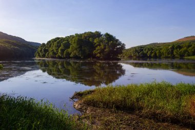 Çok güzel nehir suyu yüzeyi. Doğal yeşil arka plan. Seçici odak