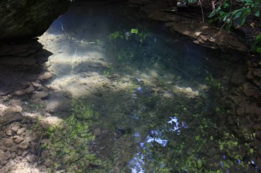 Akıntısı ve arka planı olan vahşi kayalık bir doğa. Yürüyüşteki en önemli şey su..