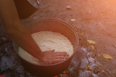 Kamp ya da yürüyüş ortamında yemek pişirme temasının soyut bir özeti. Bulanık arkaplan ile seçmeli odak