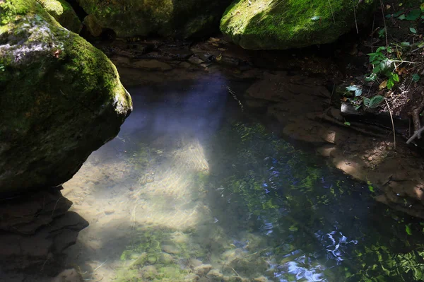 바위투성이의 자연에 개울과 배경이 등산에서 물이다 — 스톡 사진