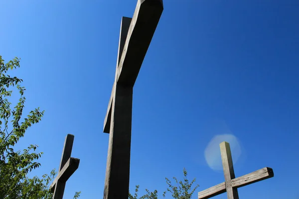 Silhouetten Alter Holzkreuze Kontrastierendem Sonnenlicht Ein Wallfahrtsort Auf Einem Berg — Stockfoto