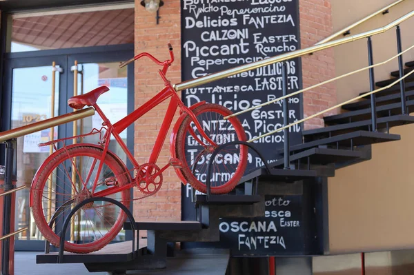 Vélo Rouge Décoratif Dans Les Escaliers Café Italien Mise Point — Photo