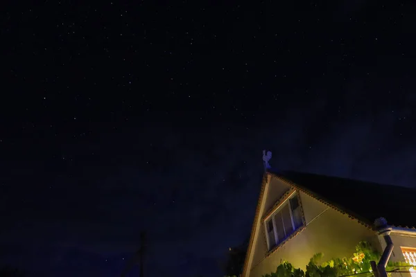 Αστρικός Ουρανός Στο Σκοτάδι Της Νύχτας Του Αυγούστου Πολύ Ωραίο — Φωτογραφία Αρχείου