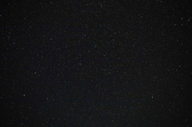 Ağustos gecesinin karanlığında yıldızlı gökyüzü. Çok güzel bir geçmiş..