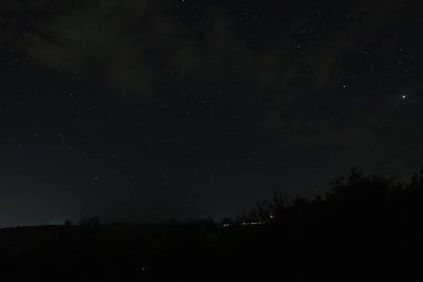 Ağustos gecesinin karanlığında yıldızlı gökyüzü. Çok güzel bir geçmiş..