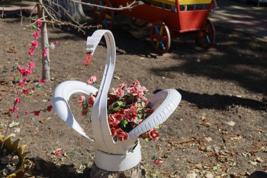 Bahçe dekorasyonu, şehir parkı ya da boş yer. Dekoratif eşyalar. Seçici odak arkaplanı