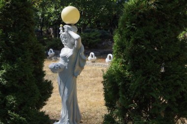 Bahçe dekorasyonu, şehir parkı ya da boş yer. Dekoratif eşyalar. Seçici odak arkaplanı