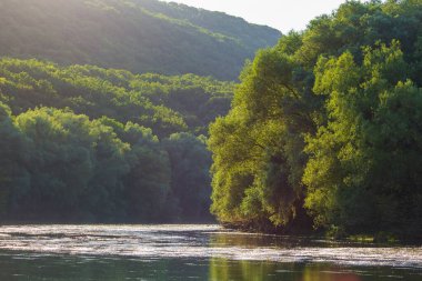 Gün batımında nehrin manzarası. Tonlanmış arkaplan seçici odağı.
