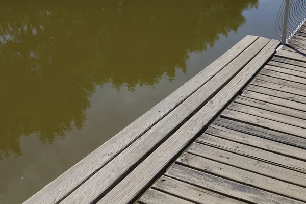 Yüzmek ve balık tutmak için yeşil tatlı suya sahip soyut göl arka planı. Seçici odak