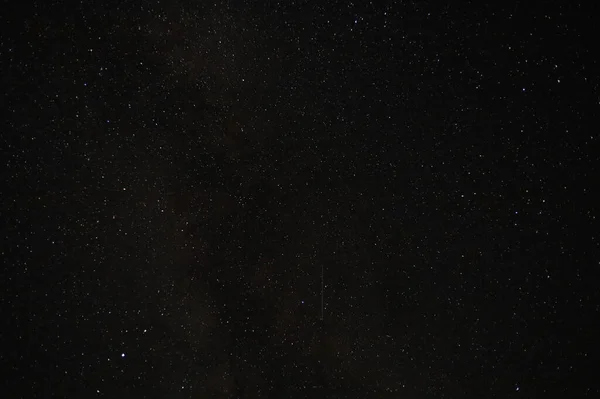 8月の夜の暗闇の中で星空 とてもいい背景だ — ストック写真