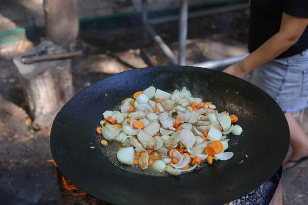 Filete Pollo Las Verduras Fríen Disco Enfoque Selectivo Fondo Borroso — Foto de Stock