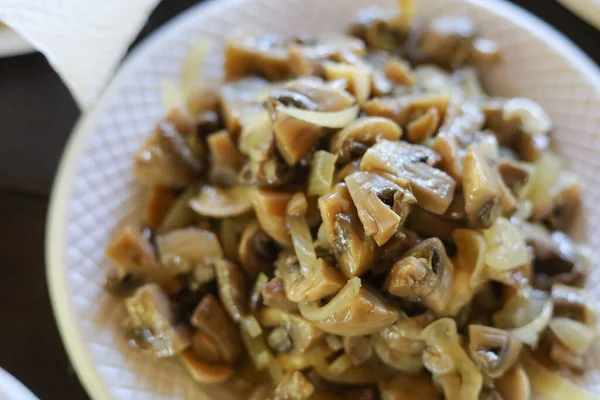 Gefrituurde Champignons Een Vuur Een Wegwerpbord Het Donker Van Een — Stockfoto