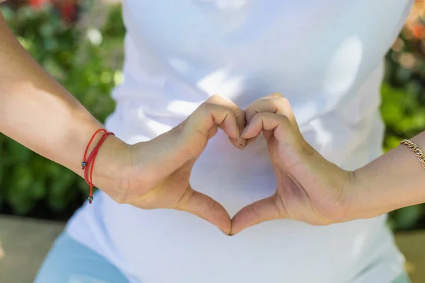 Uma Jovem Grávida Segura Mãos Forma Coração Nível Abdômen Conceito — Fotografia de Stock
