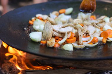 Tavuk fileto ve sebzeler bir diskte kızartılır. Seçici odaklanma. Bulanık arkaplan