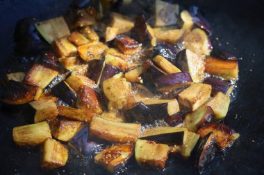 Saha koşullarında ateş üstünde sebze pişirmek. Bulanık arkaplanı olan seçici odaklanma. Kamp alanı mutfağı