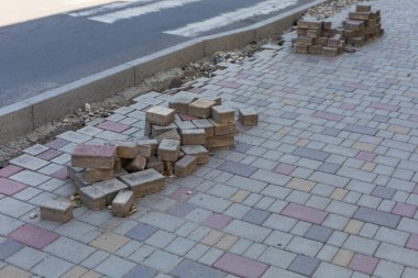 Kaldırımın tamiri için. Asfalt döşemeli arka plan. Seçici odak