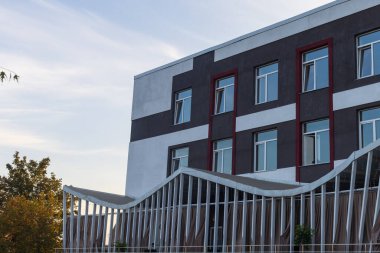 Akşam günbatımında tipik bir kafe binasının soyut arkaplanı. Yiyecek ve seyahat