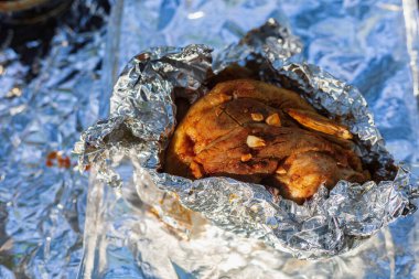 Tandoor 'da pişirilmiş domuz budu. Bıçak, diz eklemine bitişik bir domuz bacağının parçası. Bulanık arkaplan ile seçmeli odak