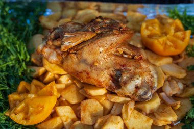 Tandoor 'da pişirilmiş domuz budu. Bıçak, diz eklemine bitişik bir domuz bacağının parçası. Bulanık arkaplan ile seçmeli odak