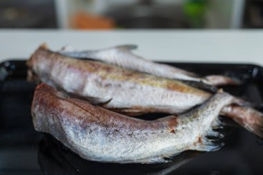 Çiğ balık yahnisi. Soyut mutfak arka planı. Sağlıklı diyet yemekleri pişirmek. Seçici odak.