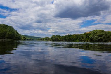 Çok güzel nehir suyu yüzeyi. Doğal yeşil arka plan. Seçici odak