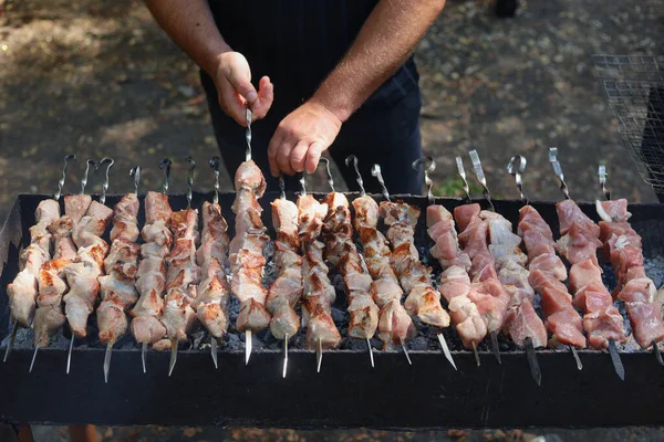 Sertéshús Sütésének Folyamata Grillen Skewers Grillezéssel Szelektív Fókusz Homályos Háttér — Stock Fotó