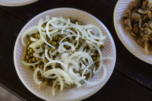 Salade Populaire Europe Est Pois Verts Oignons Dans Obscurité Dîner — Photo