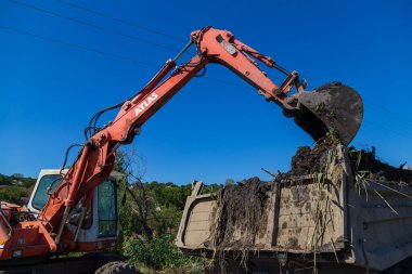 14 Eylül 2020 Balti veya Beltsy Moldova, yağmur suyu drenaj kanalının derinleştirilmesi ve temizlenmesi üzerinde çalışır. Resimli editoryal evrensel arkaplan