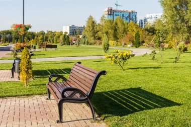 Güzel düzenlenmiş kamusal alanı olan soyut bir arkaplan. Mükemmel peyzajı olan bir şehir parkı. Çevre dostu iyi bir şehir ortamı. Seçici odak