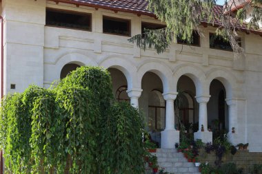 Tiganesti, Moldova ilginç bir mimari ve manzara tasarımına sahip eski bir erkek manastırı. Seyahat için cazibe. Hoş geldiniz.