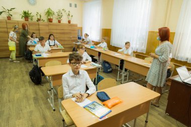 1 Eylül 2020 Balti veya Beltsy Moldova uzun bir aradan sonra okulun ilk okul günü covid-19 salgını ve yaz tatilleri nedeniyle