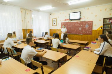 1 Eylül 2020 Balti veya Beltsy Moldova uzun bir aradan sonra okulun ilk okul günü covid-19 salgını ve yaz tatilleri nedeniyle