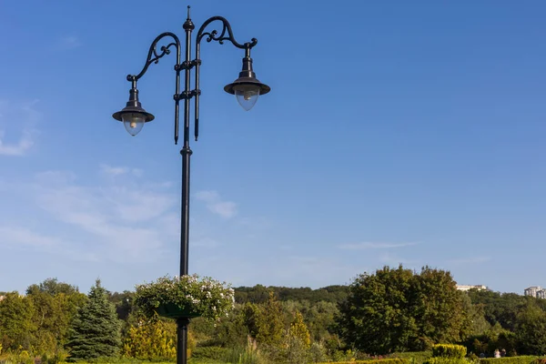 Güzel düzenlenmiş kamusal alanı olan soyut bir arkaplan. Mükemmel peyzajı olan bir şehir parkı. Çevre dostu iyi bir şehir ortamı. Seçici odak