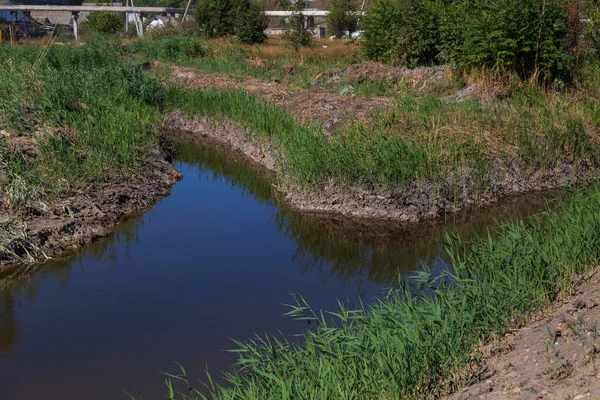 Canal Drenagem Para Águas Pluviais Nos Arredores Cidade Contexto — Fotografia de Stock
