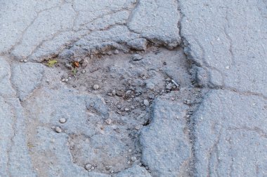 Çok engebeli bir yol. Yıpranmış bir asfalt yatak. Editör haberleri için illüstrasyon geçmişi. Acil bir elden geçirme ihtiyacı.