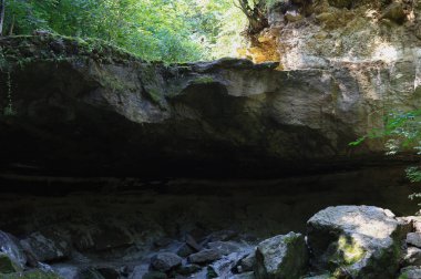 Doğu Avrupa 'nın vahşi kayalık doğası, güzel manzaralı arka plan