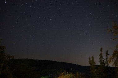 Ağustos gecesinin karanlığında yıldızlı gökyüzü. Çok güzel bir geçmiş..