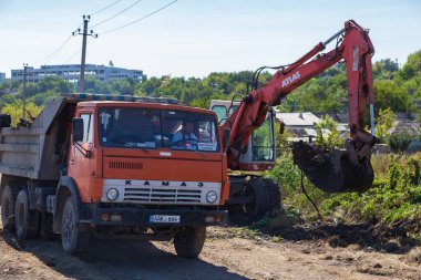 14 Eylül 2020 Balti veya Beltsy Moldova, yağmur suyu drenaj kanalının derinleştirilmesi ve temizlenmesi üzerinde çalışır. Resimli editoryal evrensel arkaplan