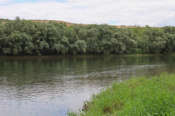 Πολύ Όμορφη Επιφάνεια Του Ποταμού Φυσικό Πράσινο Φόντο Επιλεκτική Εστίαση — Φωτογραφία Αρχείου