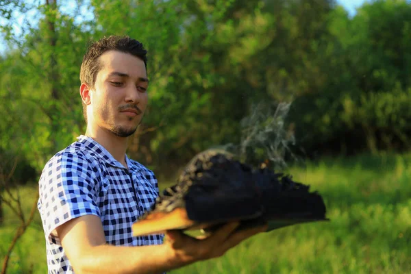 Blanc Caucasien Jeune Homme Adulte Gars Tenant Livre Carbonisé Fumeur — Photo