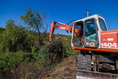 14 Eylül 2020 Balti veya Beltsy Moldova, yağmur suyu drenaj kanalının derinleştirilmesi ve temizlenmesi üzerinde çalışır. Resimli editoryal evrensel arkaplan