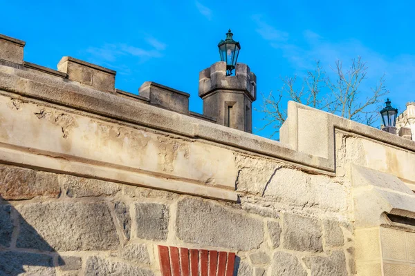 Mavi gökyüzüne karşı kulesi ve feneri olan tarihi taş kale..