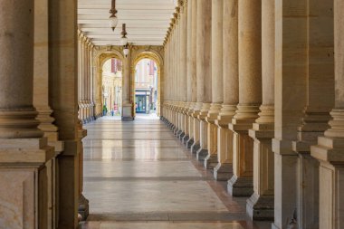 Tonoz kemerli ve simetrik kolonları olan tarihi taş sütunlar. 19 Mart 2025, Karlovy Vary, Çek Cumhuriyeti.