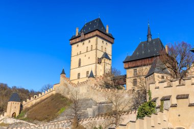 Czech kırsalında mavi gökyüzü olan tarihi gotik şato.