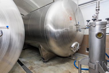 Bira fabrikasında büyük paslanmaz çelik fermantasyon tankı..