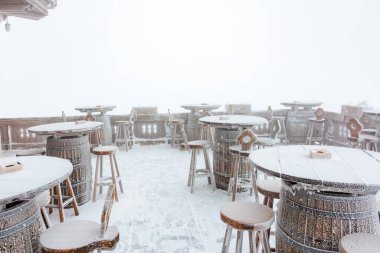 Kışın harikalar diyarında varil masalı karla kaplı bir bahçe..
